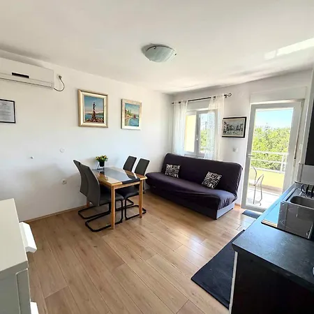 Appartement With A - C In 58156 Jadranovo