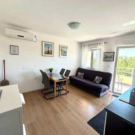 Appartement With A - C In 58156 Jadranovo